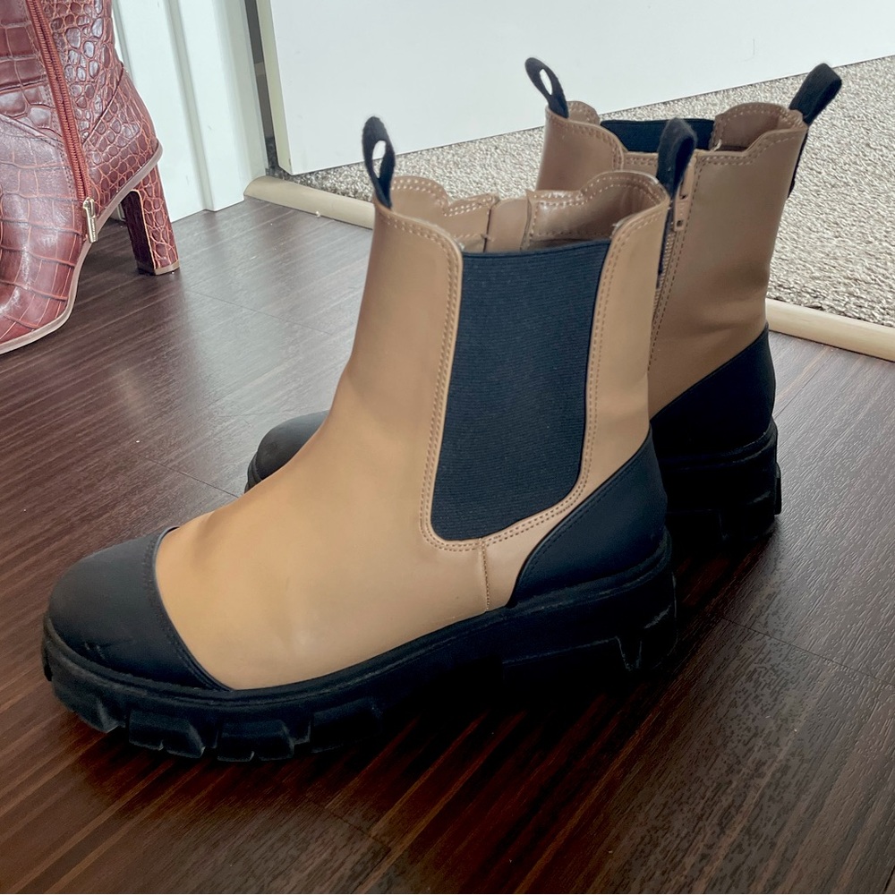 Target Women's Chelsea Boot - Tan & Black Interior